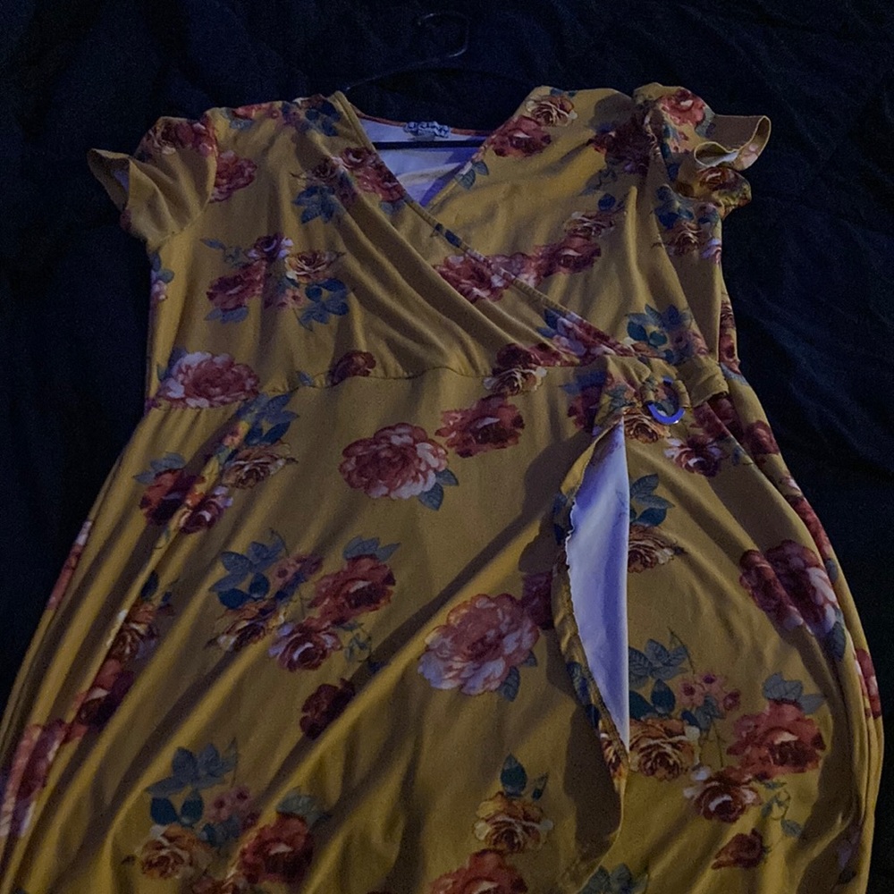 The brand is from “J for Justice”, it’s a 2xl, the Color is yellow/ w flowers.